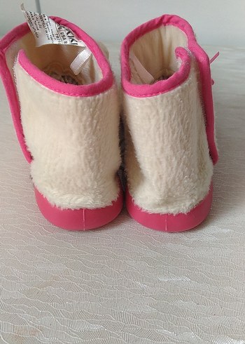 Kız Çocuk Beyaz Nakışlı Kürklü Terlik - Görsel 3