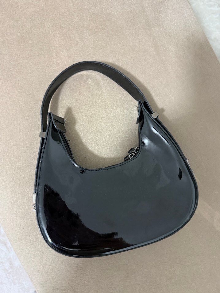 Parlak Siyah Deri Tokalı Kadın Çanta - Görsel 2