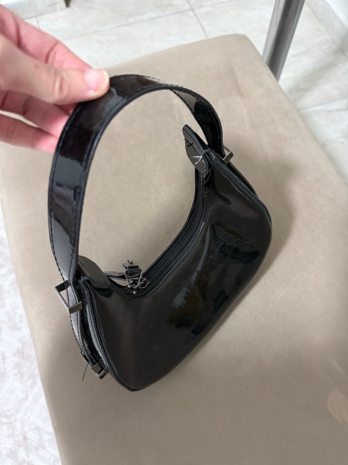 Parlak Siyah Deri Tokalı Kadın Çanta - Görsel 3