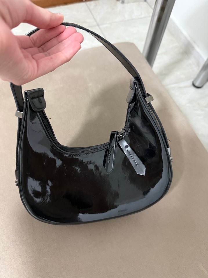 Parlak Siyah Deri Tokalı Kadın Çanta - Görsel 5