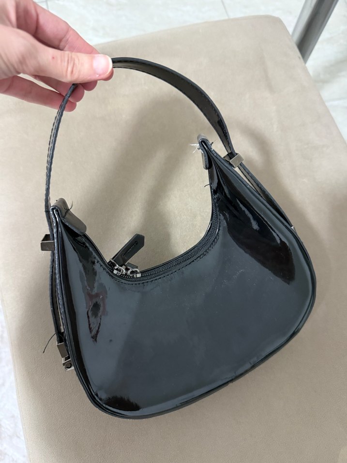 Parlak Siyah Deri Tokalı Kadın Çanta - Görsel 4