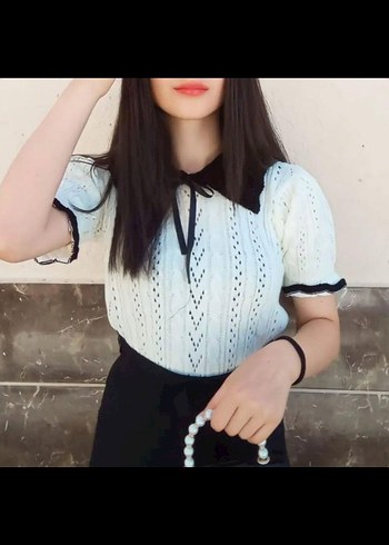 Kısa Kollu Nakışlı Beyaz Triko Bluz