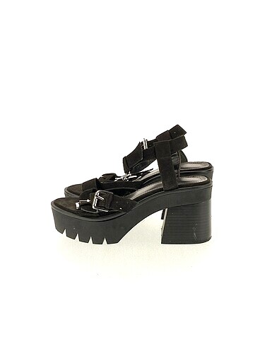 Bershka Sandalet %70 İndirimli.