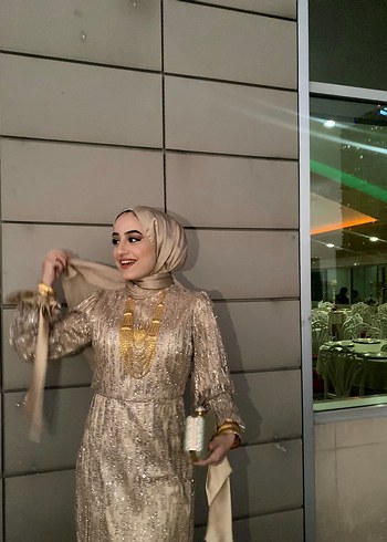 Altın Renkli Uzun Kollu Tesettür Abiye - Görsel 2