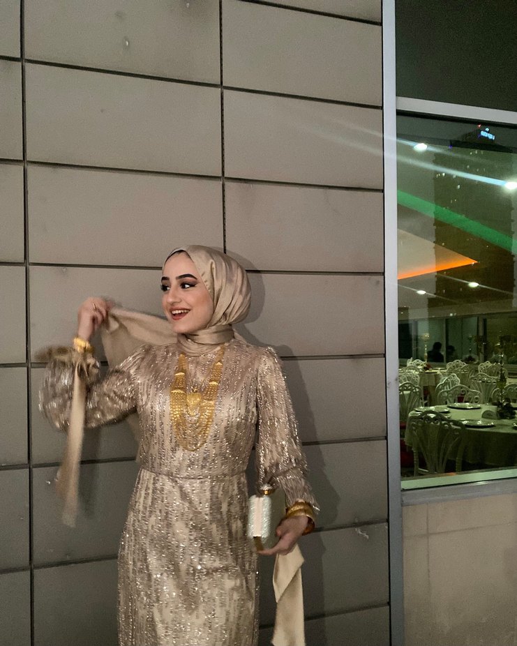 Altın Renkli Uzun Kollu Tesettür Abiye - Görsel 2