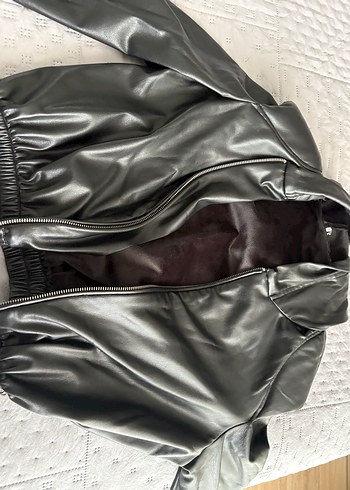 Siyah Parlak Deri Fermuarlı Ceket - Görsel 3