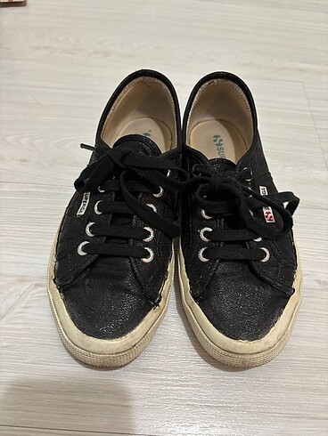 Siyah simli superga