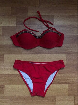Kirmizi bikini