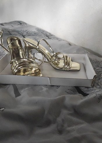 Altın Renkli Klasik Stiletto Topuklu Kadın Ayakkabı