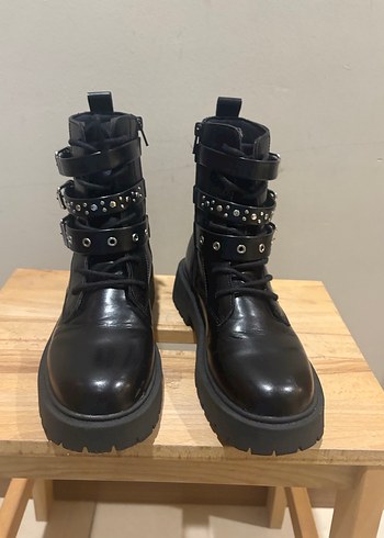 Tokalı Siyah Deri Blok Topuklu Bot - Görsel 4