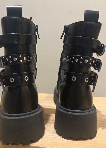 Tokalı Siyah Deri Blok Topuklu Bot - Görsel 3