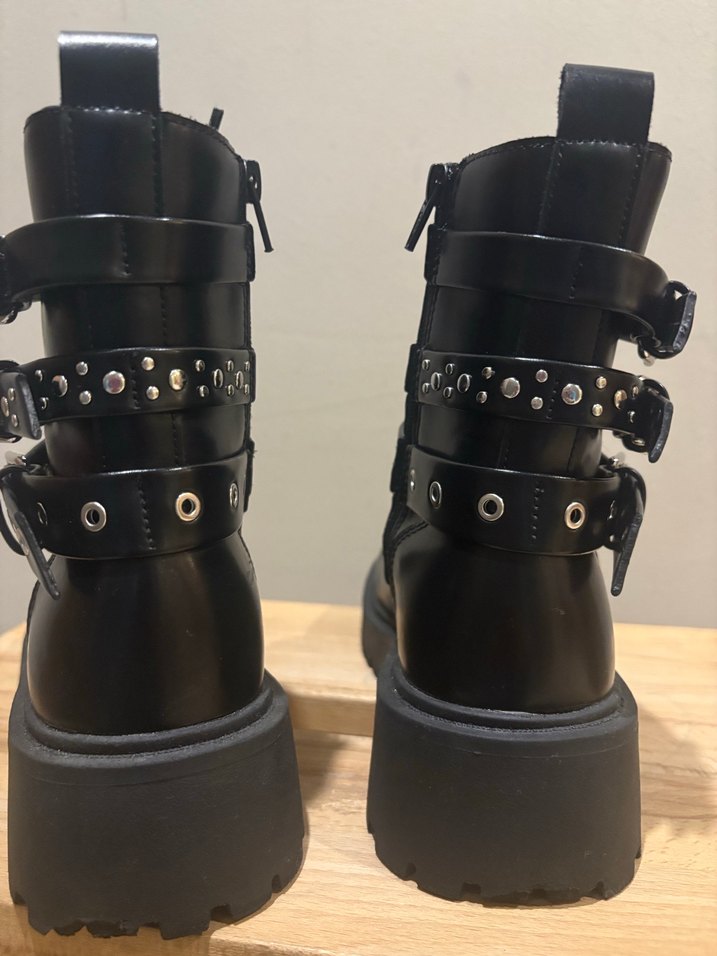 Tokalı Siyah Deri Blok Topuklu Bot - Görsel 3