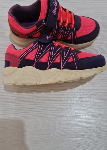 34 Beden pembe Renk hiç giyilmedi beklediği için kenarları sararmaya durdu
