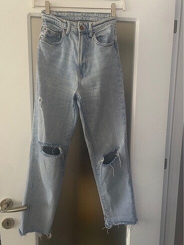 Stradivarius Yırtık Detaylı Yüksek Bel Mom Jean