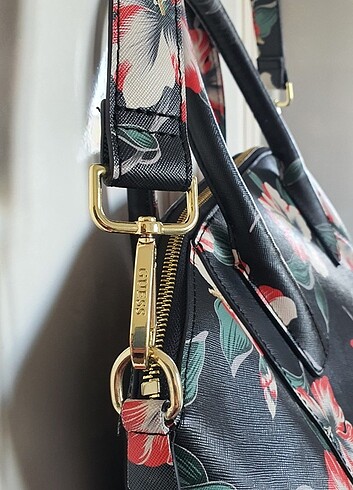 Guess çiçekli çanta