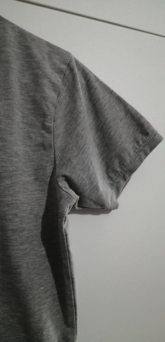 Gri Erkek V Yaka Tişört - Görsel 4