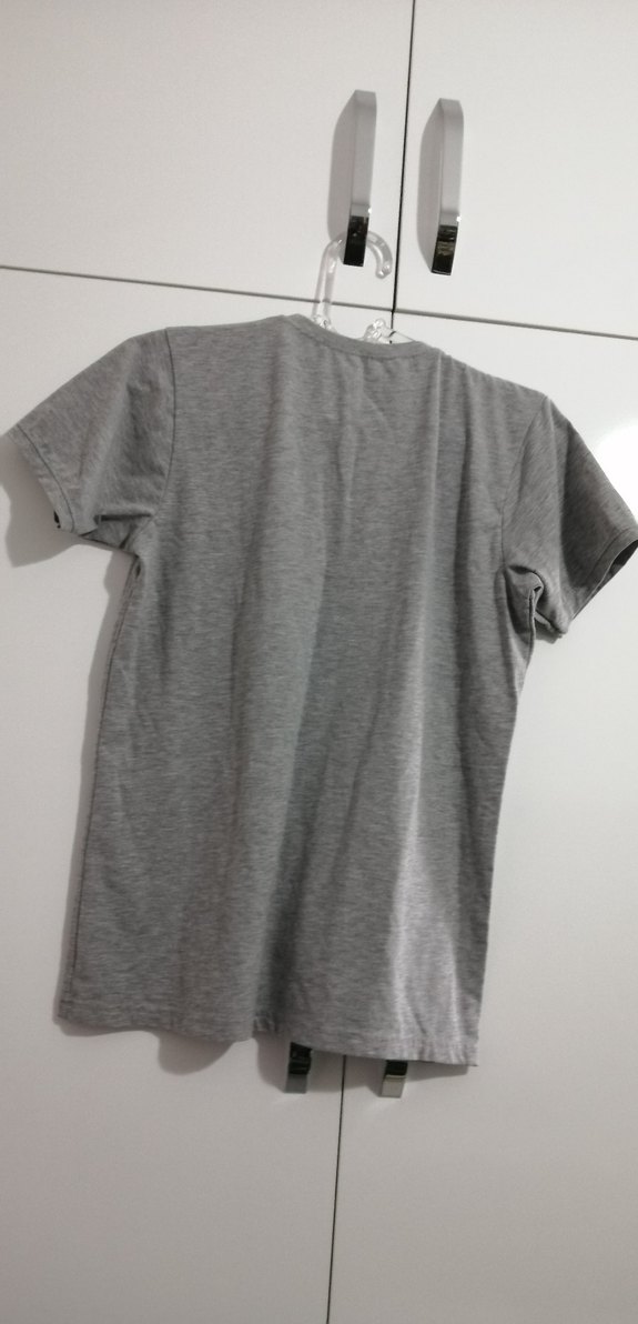 Gri Erkek V Yaka Tişört - Görsel 3