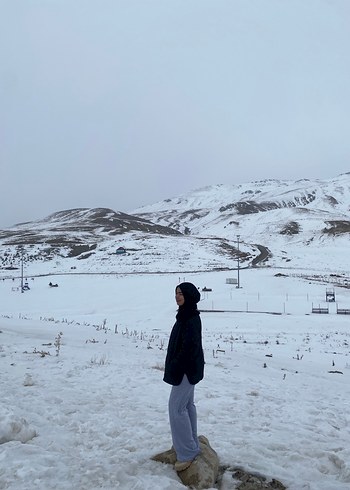 Siyah Yüksek Yakalı Kadın Mont - Görsel 4