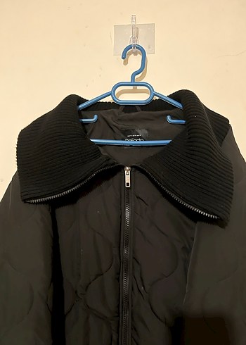 Siyah Yüksek Yakalı Kadın Mont - Görsel 3