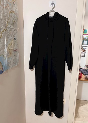 Uzun siyah kapüşonlu elbise + krem örgü yelek - Görsel 2