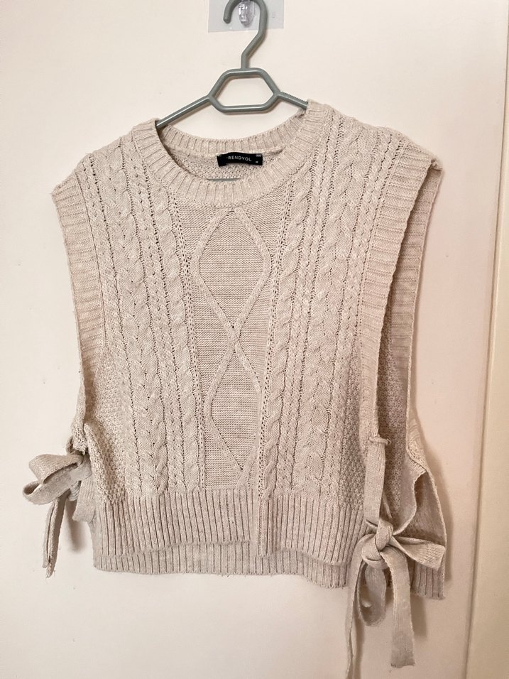 Uzun siyah kapüşonlu elbise + krem örgü yelek - Görsel 4