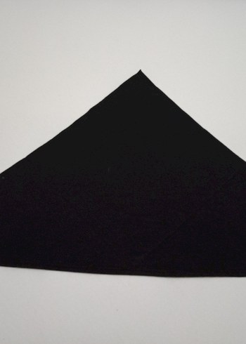 Siyah üçgen bandana