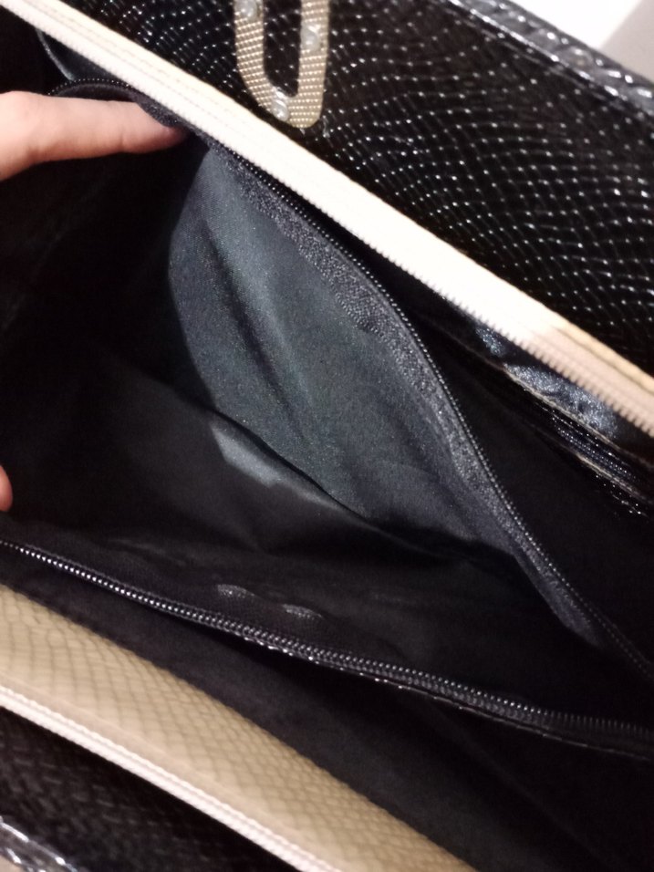 Siyah Parlak Deri Kadın Çantası - Görsel 4