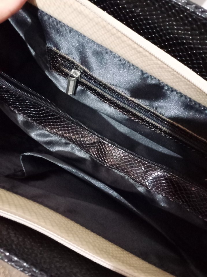 Siyah Parlak Deri Kadın Çantası - Görsel 3