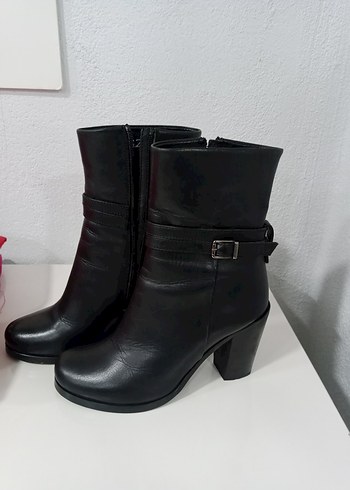 Siyah Deri Tokalı Topuklu Kadın Bot - Görsel 2