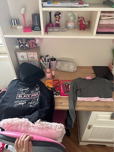 sweatshirt, kitap, vücüt losyonu, allık , crop