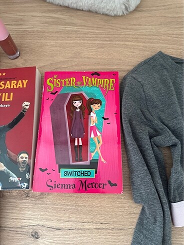 diğer Beden sweatshirt, kitap, vücüt losyonu, allık , crop