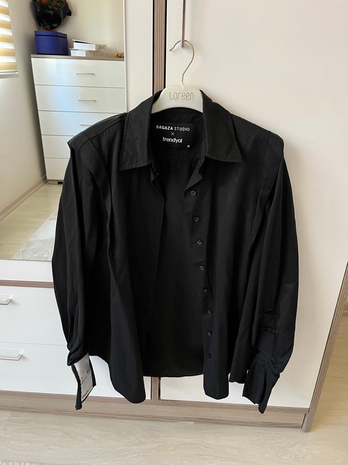 Siyah Düğmeli Kadın Uzun Kollu Gömlek - Görsel 2