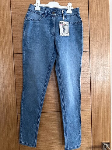 Alman markası etiketli sıfır jean