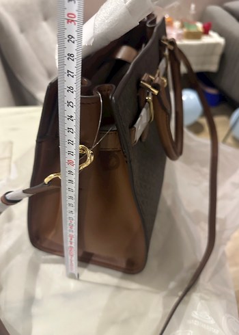 Michael Kors Kemerli Deri Kadın Çantası - Görsel 9