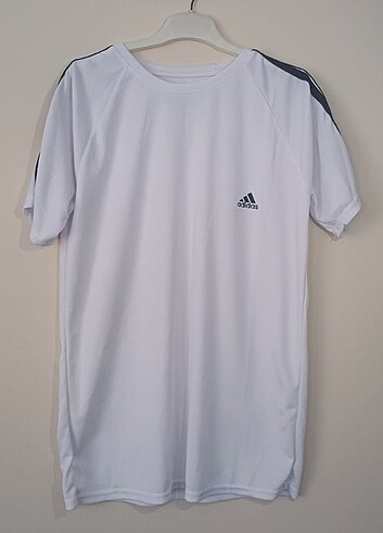 ADİDAS T-shirt .