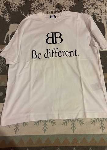Balenciaga Be Different Beyaz Oversize Tisort