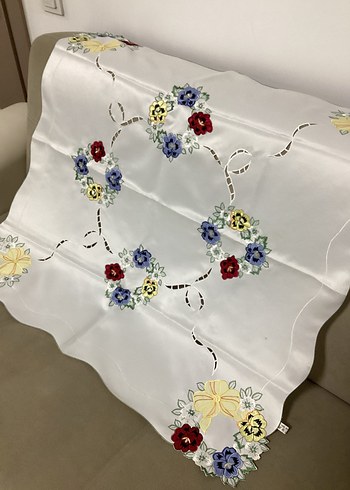 Renkli İşlemeli Masa Örtüsü - Görsel 2