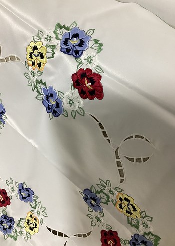 Renkli İşlemeli Masa Örtüsü - Görsel 3