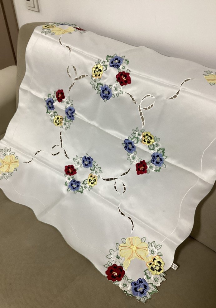 Renkli İşlemeli Masa Örtüsü - Görsel 2