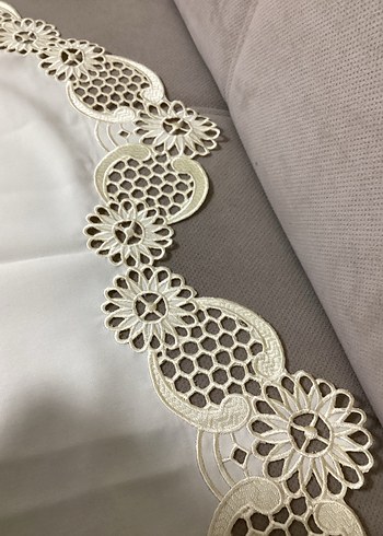 Krem Renkli Dantel Kenarlı Masa Örtüsü - Görsel 3