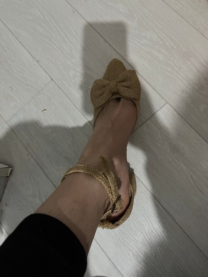 Kahverengi Parlak Dolgu Topuklu Kadın Sandalet - Görsel 2