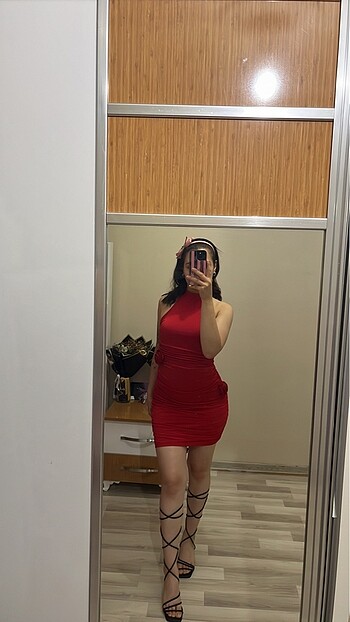 KIRMIZI VÜCUDA YAPIŞAN KISA ŞIK ELBİSE