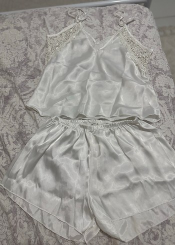 Kadın Beyaz Saten Dantelli Mini Pijama Takımı