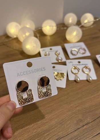 Altın Renk Mini Boncuklu Kadın Küpeler - Görsel 3