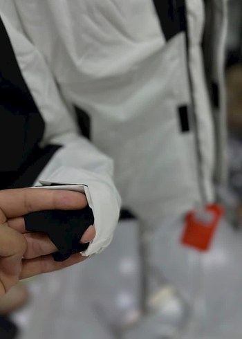 Kapüşonlu Beyaz ve Siyah Spor Mont - Görsel 4