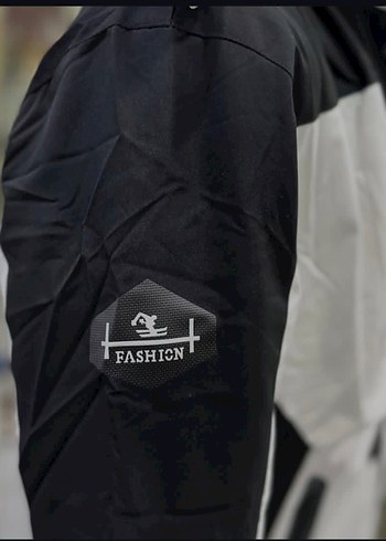 Kapüşonlu Beyaz ve Siyah Spor Mont - Görsel 3