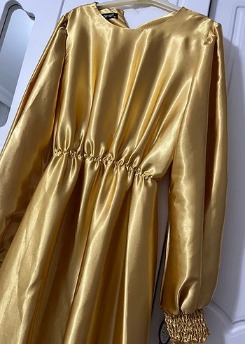 Uzun Parlak Altın Renk Kadın Abiye Elbise - Görsel 4