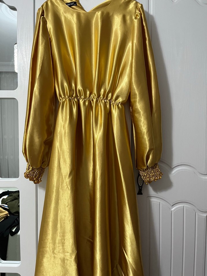 Uzun Parlak Altın Renk Kadın Abiye Elbise - Görsel 5