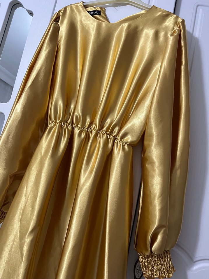 Uzun Parlak Altın Renk Kadın Abiye Elbise - Görsel 4