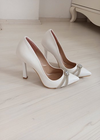Diger Beyaz Stiletto Zincir Detaylı Kadın Abiye Ayakkabı